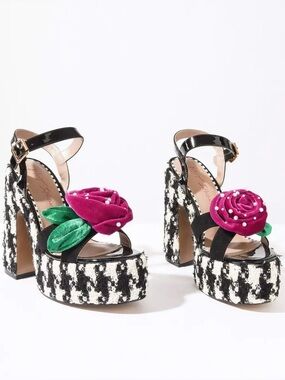 Betsey Johnson Eugene Black & White Tweed Platform Sandals w/ Rose Accent Sz 7.5